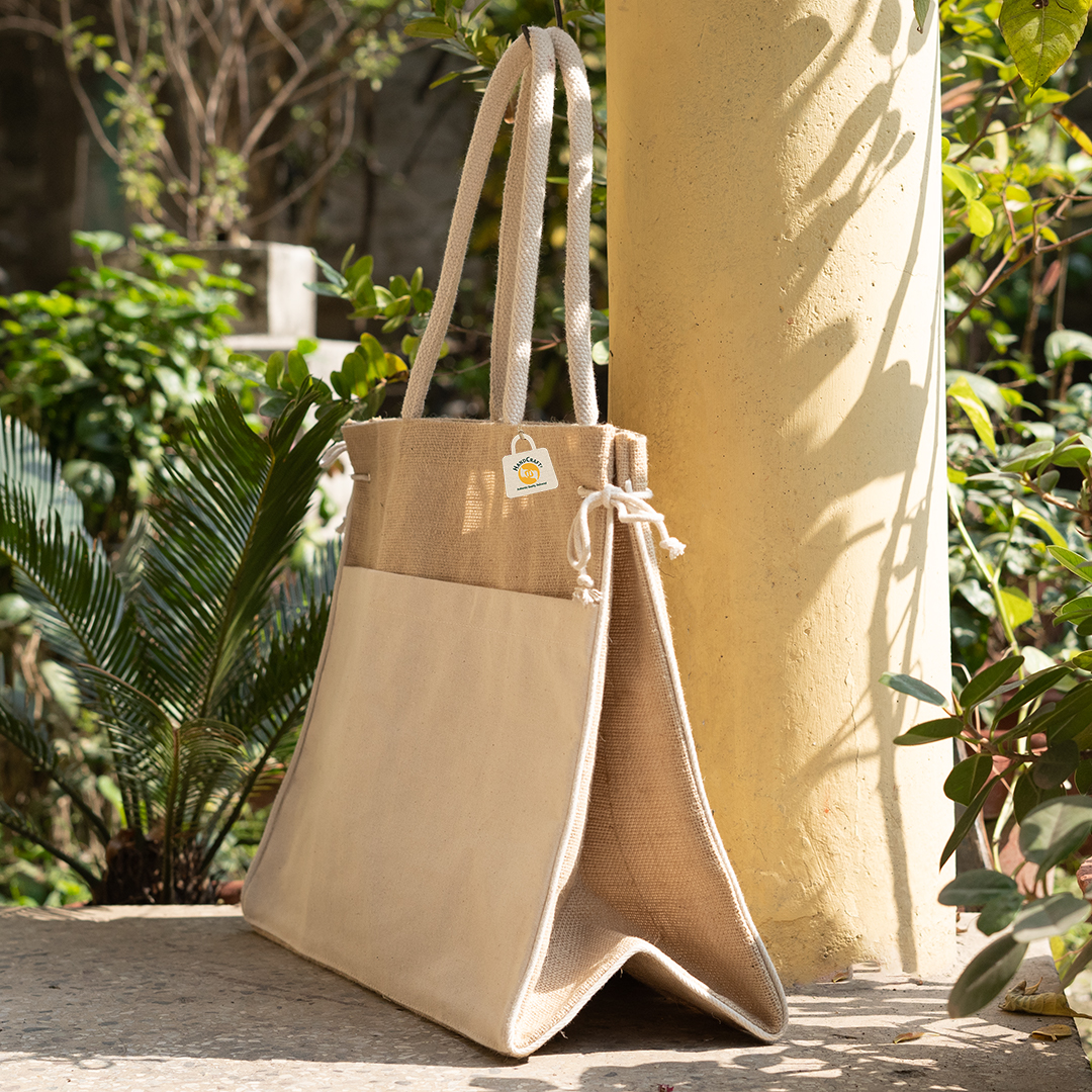 Natural-colour tote with flat handles and side gussets.